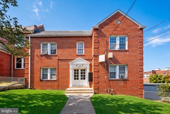 Building Photo - 4840 New Hampshire Ave NW Unit 4