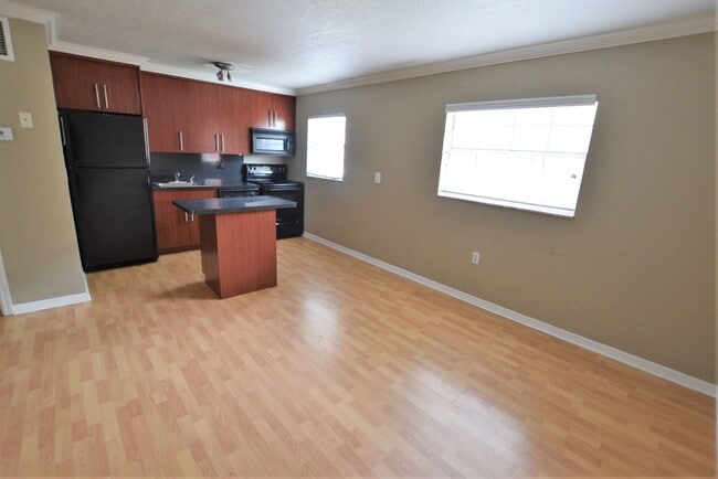 Building Photo - Adorable 1 Bed 1 Bath in the Milk District!