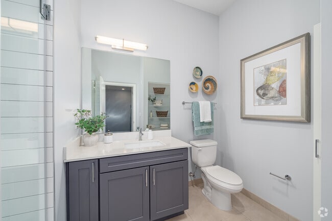 A7 Floor Plan 1BR, 1BA w/ Den - 915SF - Bathroom