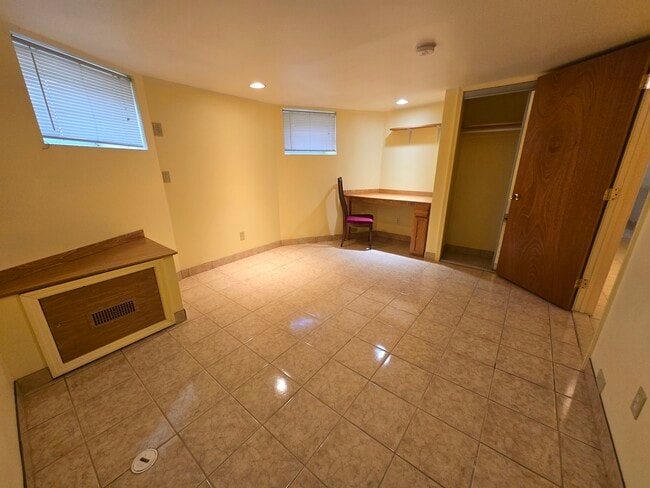 Room 2 - 2325 Reading Rd Unit Apartment 4