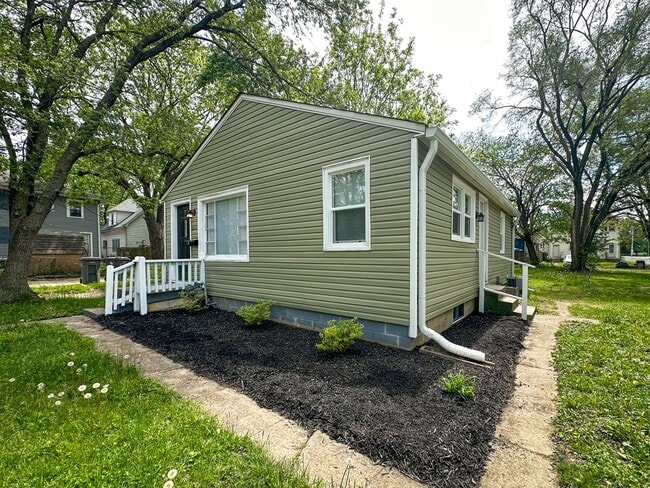 Photo - 2833 E Vermont St