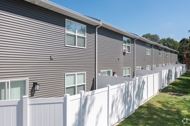 Townhomes At Northwest Pointe