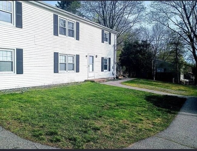 Building Photo - 14 Monson St Unit B