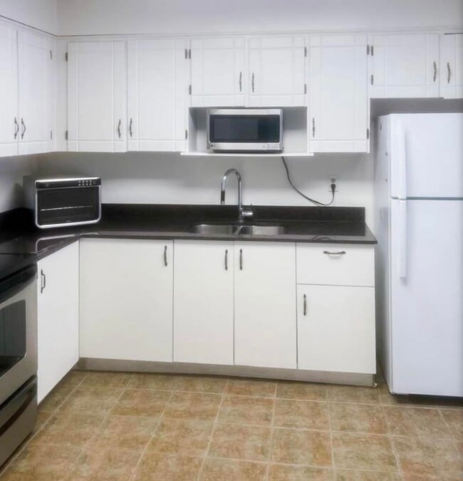 Kitchen 2 - 4140 Dundas St W Unit A