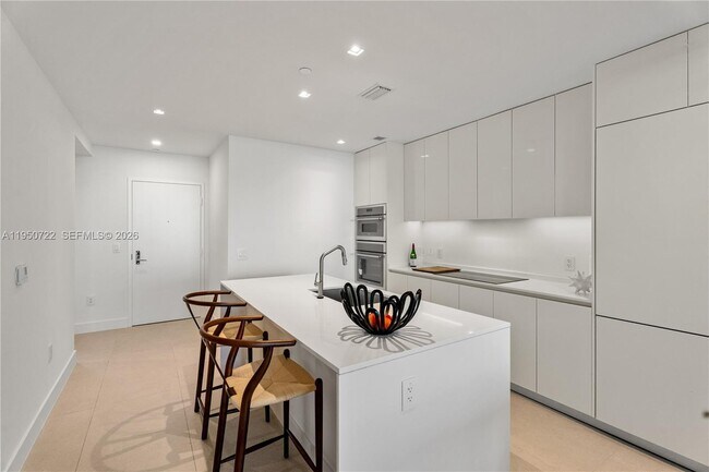 Photo - 700 NE 24th St Unidad 2602