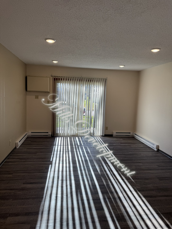 Photo - 305 W 8th St S