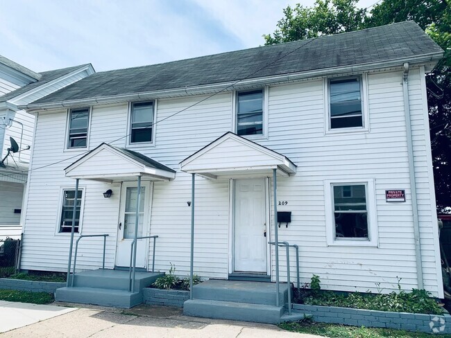 Building Photo - Six Bedroom, single-family house