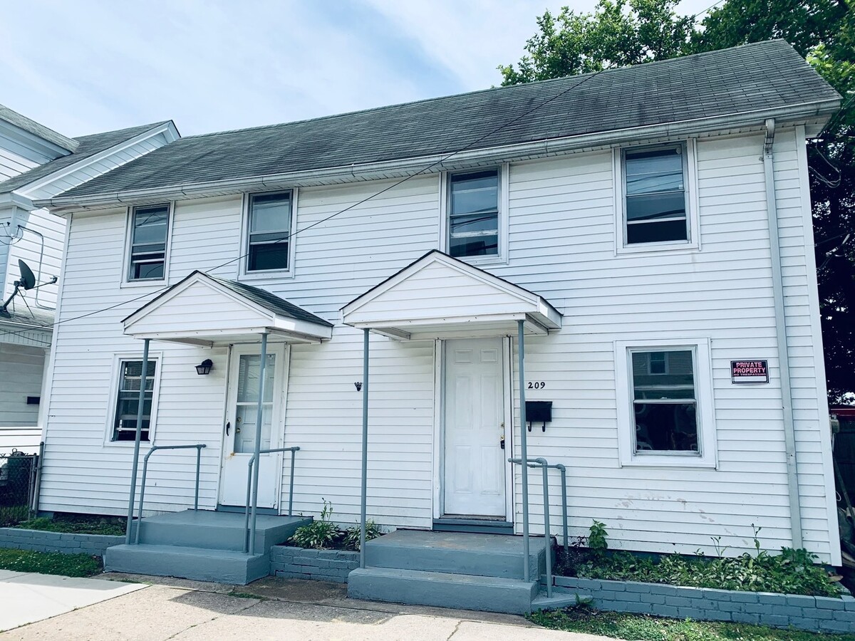 Five Bedroom, single-family house - Five Bedroom, single-family house