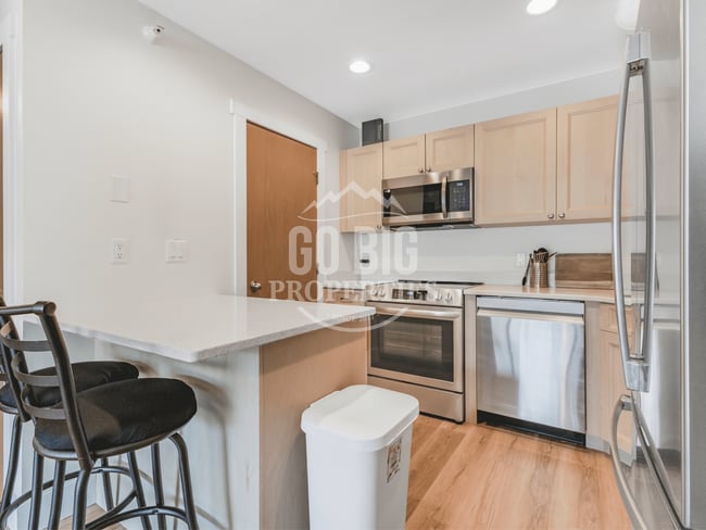 Building Photo - Fully Renovated Condo