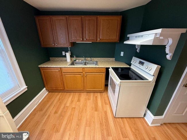 Photo - 405 Bridge St