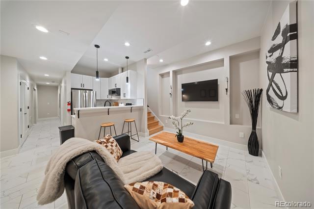 Building Photo - 2905 W 4th Ave