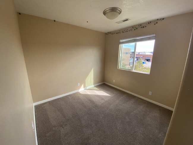 Photo - Spacious 3-Bedroom Townhouse in Saint George with Modern Comforts Unidad F30