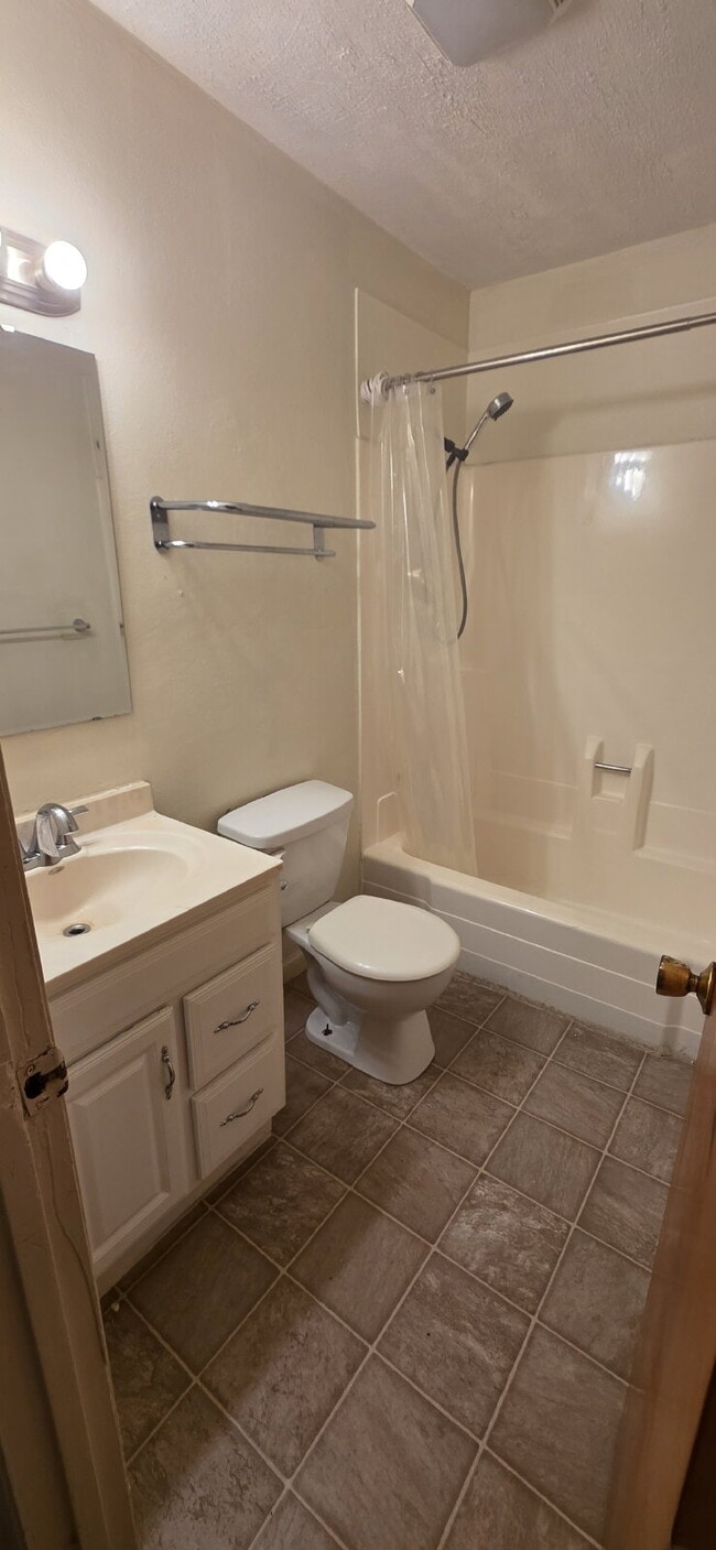 2 bedroom and 1 bath apartment