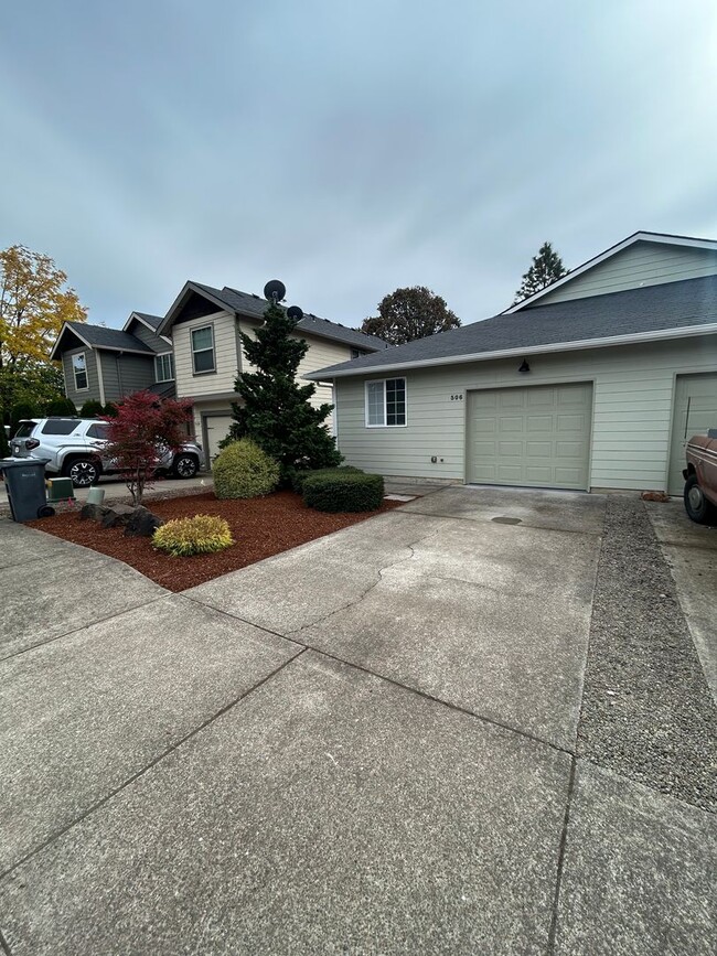 Building Photo - (870) College Street Duplex - 3 Bedroom / ... Unit 506
