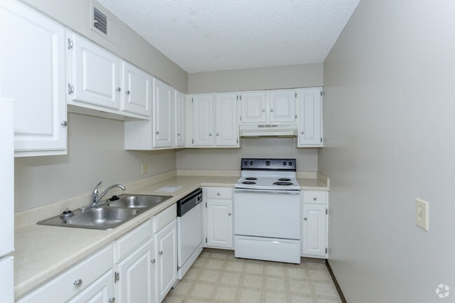 2BR, 1BA - 900 SF
