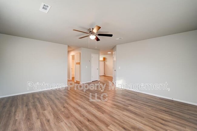 Photo - 5702 Sara St