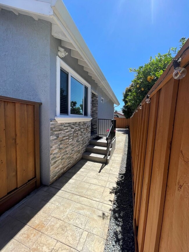 Building Photo - Nor Cal Realty, Inc - 1 bedroom 1 bath house