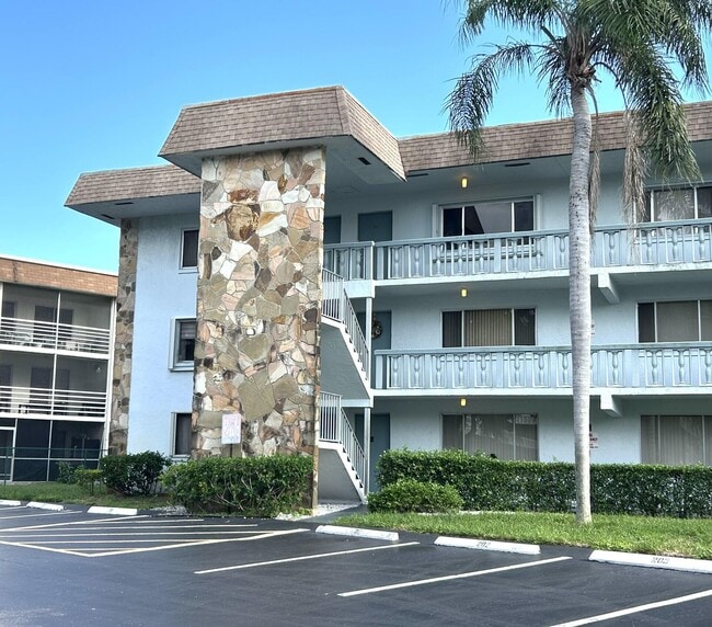 Building Photo - 2000 Springdale Blvd Unit 3a