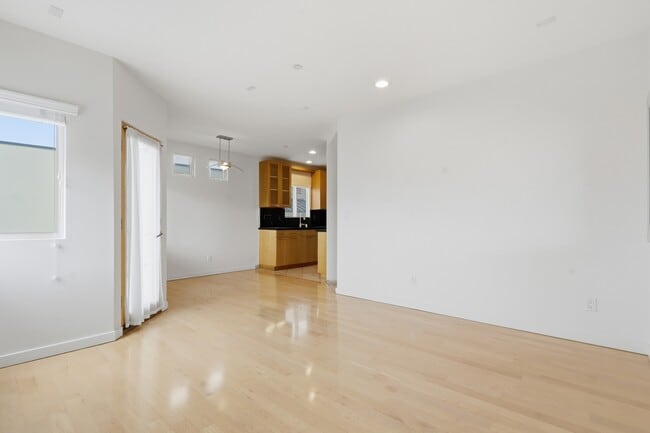 Photo - 207 42nd St