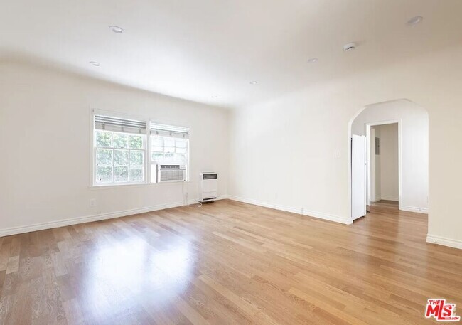 Building Photo - 128 S Palm Dr Unit 130 Rental