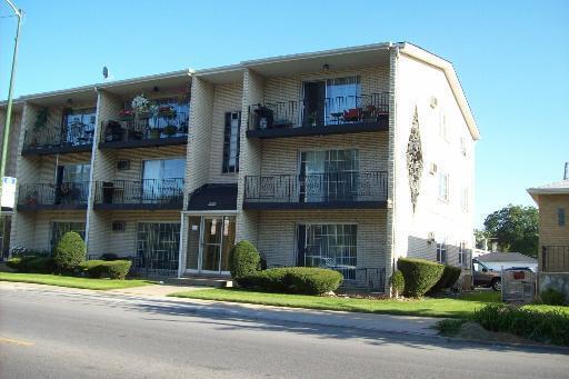 Building Photo - 6561 W Addison St Unit 2 bedroom apartment for r