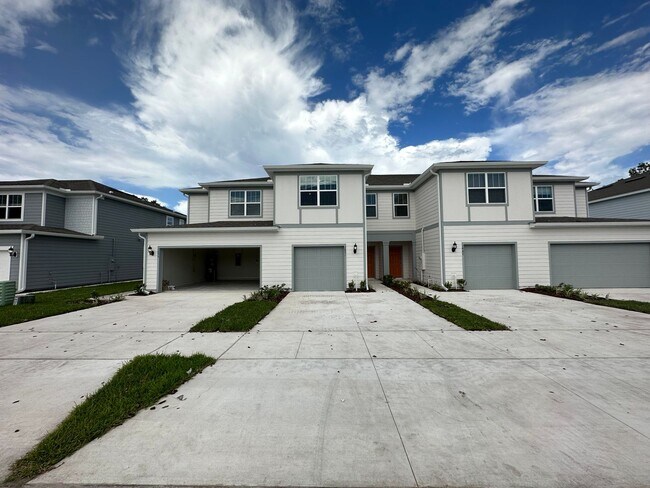 Building Photo - 3 Bedroom, 2.5 Bath Town Home in Winter Park!