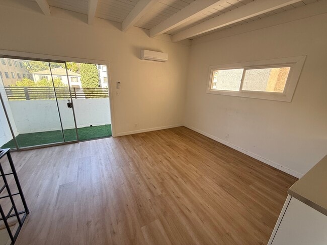 Photo - 1544 S Beverly Glen Blvd Unidad 1540