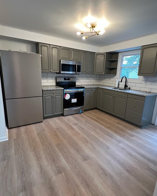 Updated Kitchen w/ Granite Countertops - 115 Ward St Unidad 1