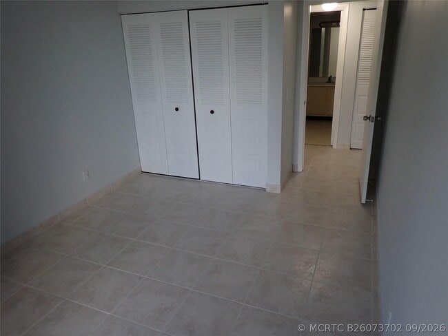 Building Photo - 106 Lake Emerald Dr Unit 401