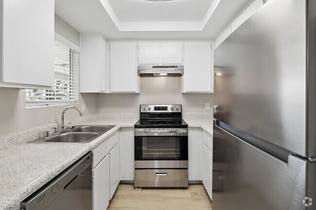 2BR, 2BA - 886SF - Kitchen