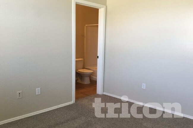 Photo - 2355 E Huntington Dr