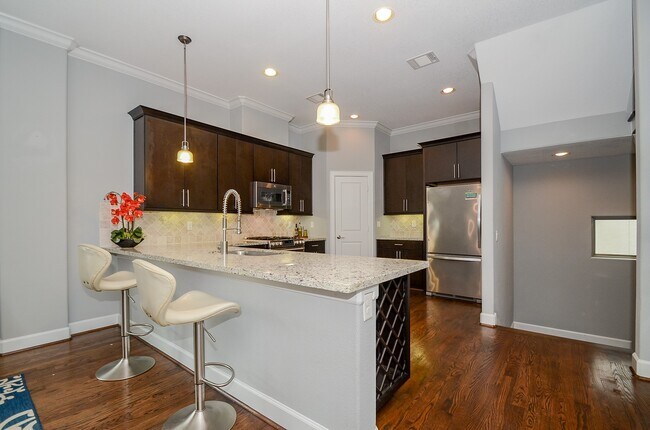 Photo - 2211 Hutchins St