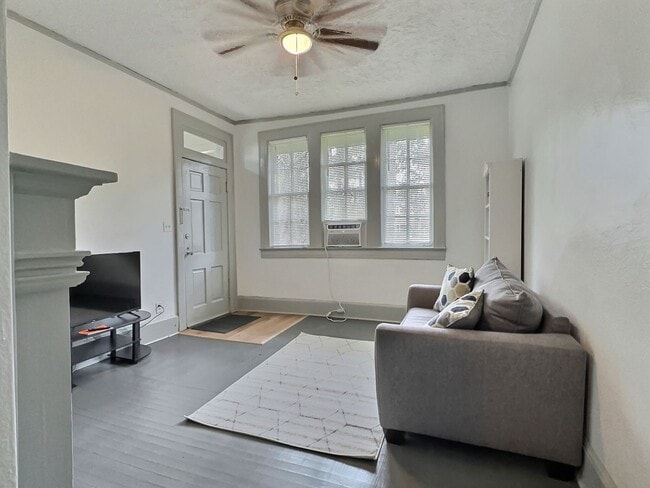 Photo - College Street TriPlex Unidad 2346 College Street