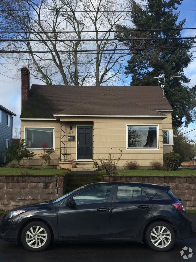 Building Photo - 2 Blocks from the University of Portland -... Rental