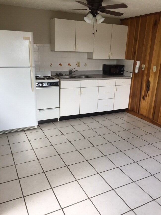 Spacious kitchen - 685 HWY 441 SE