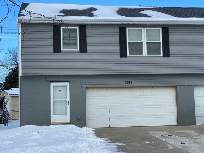 Building Photo - Duplex For Rent! Valley NE Rental
