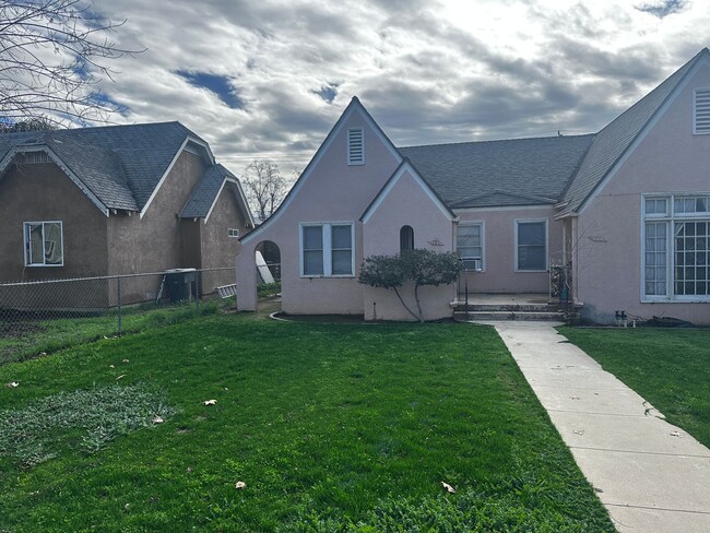 Building Photo - 119-121 Flower St Unit 121