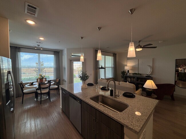 Building Photo - 702 Celebration Wy Unit b2