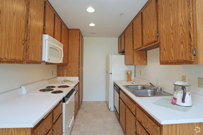 2 BR, 2 BA - 938 SF