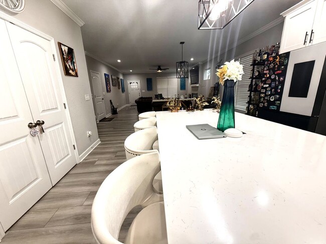 Photo - 1614 Hawthorne Dr