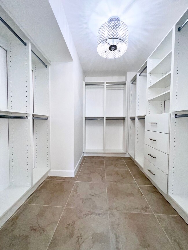 Building Photo - Large 1 Bedroom 1.5 Bath Condo - Steps from Fort Lauderdale Beach! Unit 302