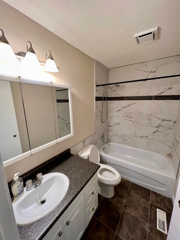 Photo - 14212-14114 114 St NW