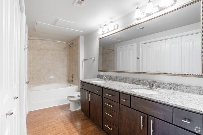 1BR, 1BA - 841SF - Bathroom