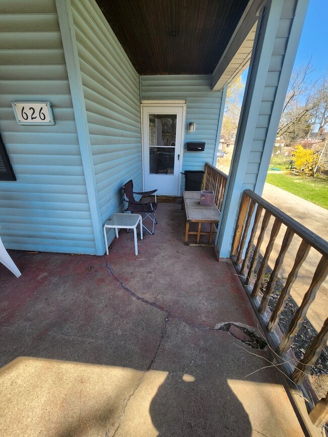 Upper 3 bedroom on east side - Upper 3 bedroom on east side House