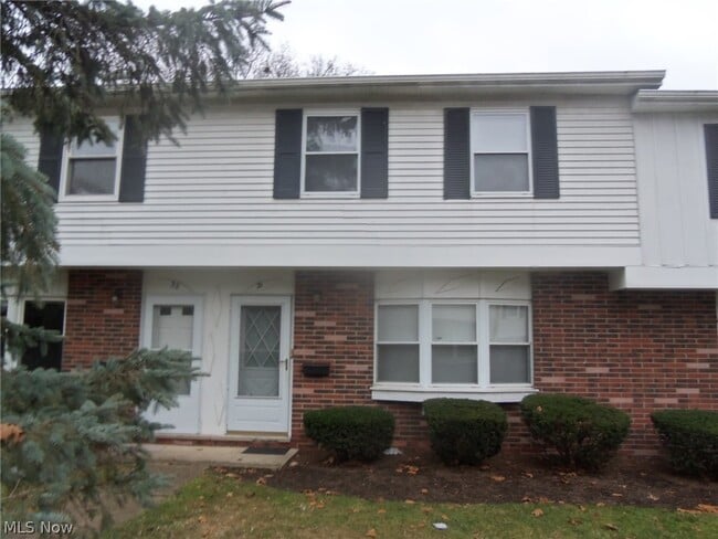 Building Photo - 762 Mentor Ave Unit 31