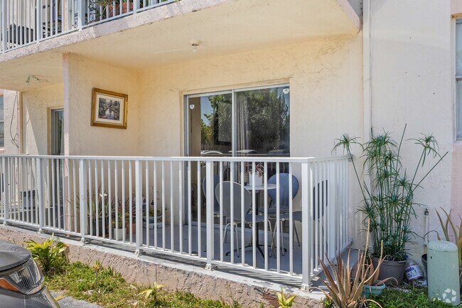 Building Photo - 16465 NE 22nd Ave Unit # 120 Rental