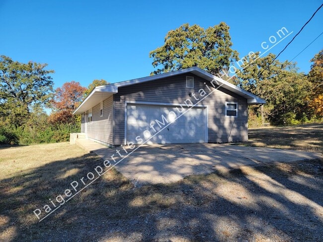Building Photo - Country Home in Midway
