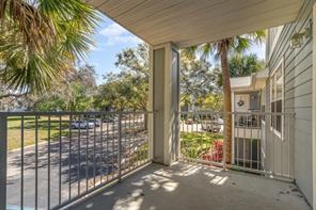 Bright and Spacious 2 BR / 2 BA Condo in C... - Bright and Spacious 2 BR / 2 BA Condo in C...