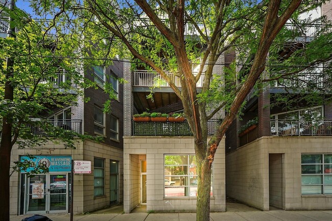 Building Photo - 2629 W Chicago Ave Unit 3 Rental