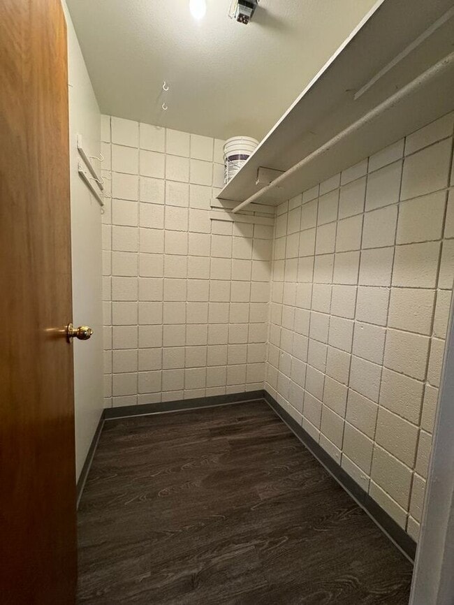 Building Photo - One-bedroom Apartment Near City Park! UTILITIES INCLUDED IN RENT!